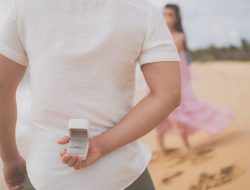 5 Perbedaan Cincin Tunangan dan Nikah yang Harus Diketahui Pria
