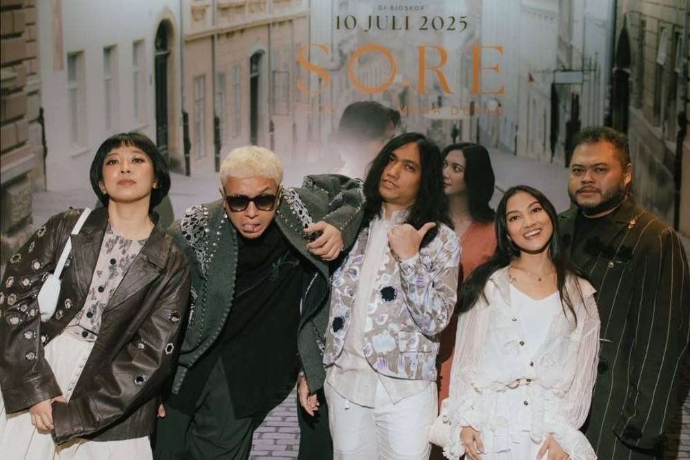 Lirik Lagu Terbuang Dalam Waktu, Soundtrack Film Sore
