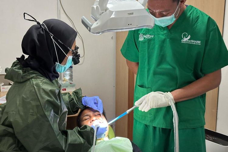 Pengalaman Dokter RS Terapung Kapal Waluya II Mengatasi Ombak Saat Melayani Masyarakat Pedalaman