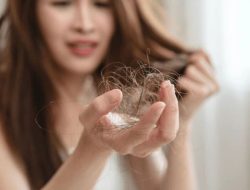 6 Bahan Alami Ampuh Atasi Rambut Rontok Saat Hujan 6 Bahan Alami Ampuh Atasi Rambut Rontok Saat Hujan