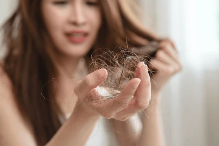 6 Bahan Alami Ampuh Atasi Rambut Rontok Saat Hujan