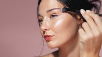 11 Highlighter Pilihan yang Membuat Makeup Menonjol