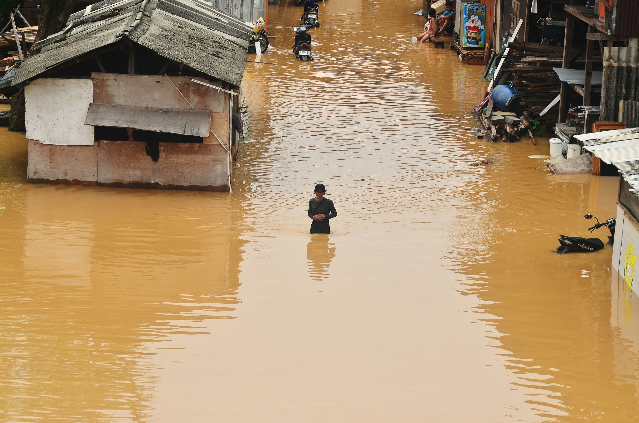 Prabowo Mulai Proyek Sea Wall 1,280 T untuk Atasi Banjir, Ahli dan LSM Bersuara