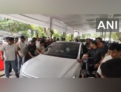 Eknath Shinde Drives Tesla, Calls It a Big Deal for Maharashtra Eknath Shinde Drives Tesla, Calls It a Big Deal for Maharashtra