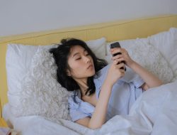 Mengapa Tidur Miring dengan HP Berbahaya?