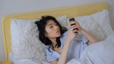 Mengapa Tidur Miring dengan HP Berbahaya?