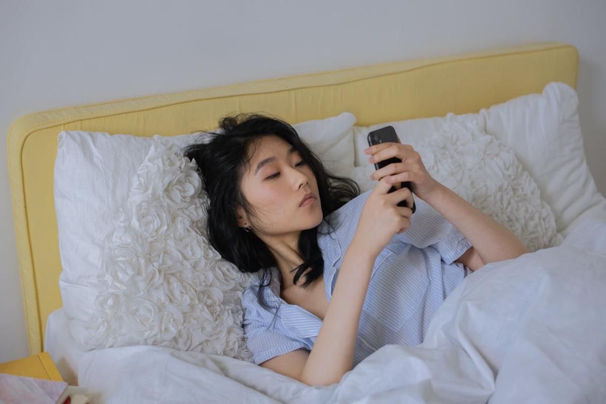 Mengapa Tidur Miring dengan HP Berbahaya?