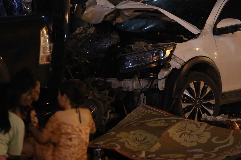 Drunk Driver Crashes into Multiple Cars in Hanoi, Kills Vendor