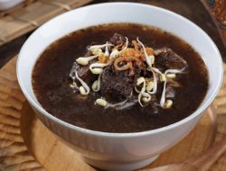 Cara Mudah Membuat Rawon Daging Khas Surabaya dengan Kluwek Berkualitas Cara Mudah Membuat Rawon Daging Khas Surabaya dengan Kluwek Berkualitas