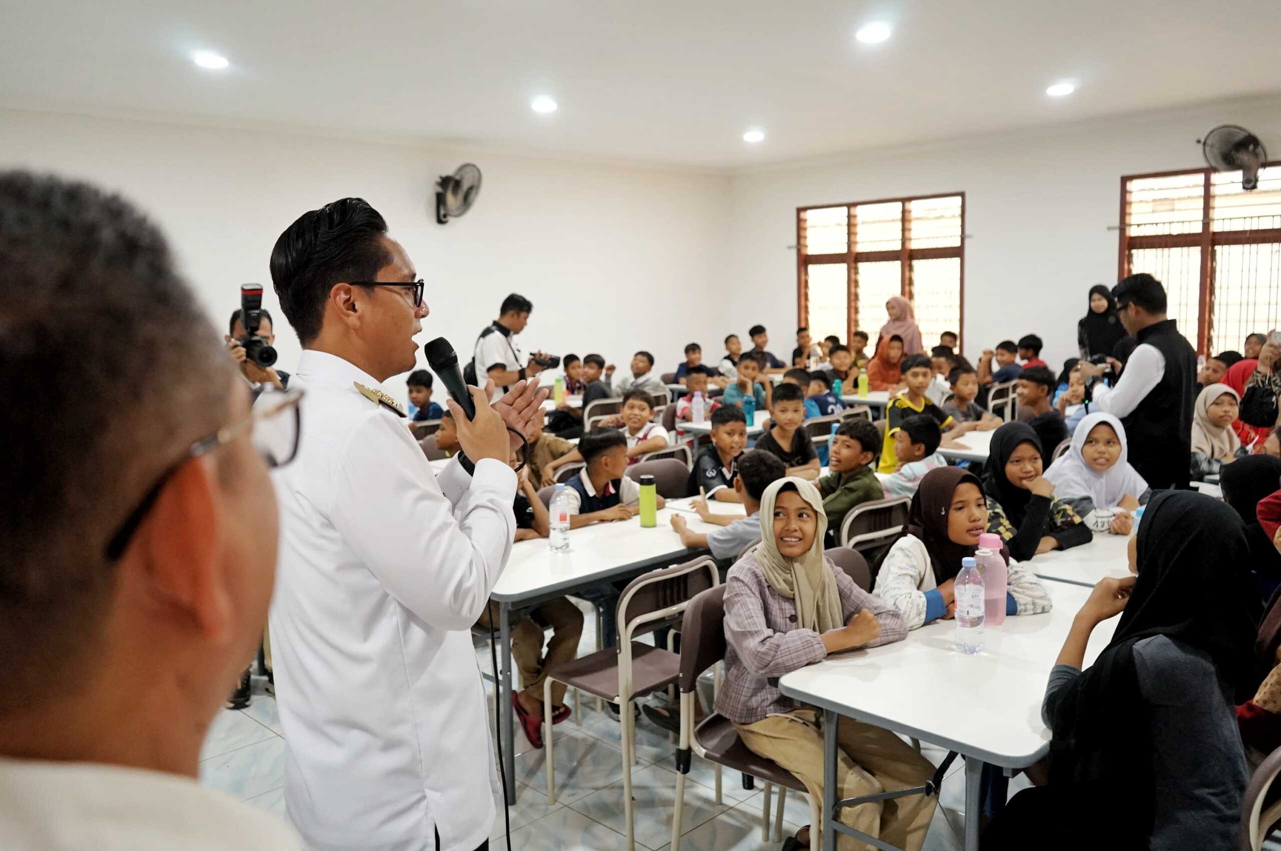Pengawasan Sekolah Rakyat Medan, Rico Waas Ajak Siswa Rajin Belajar