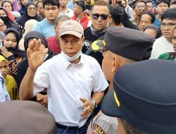 Warga Jalan Aluminium Turun ke Jalan Tolak Eksekusi Lahan, Puluhan Petugas Dikerahkan Warga Jalan Aluminium Turun ke Jalan Tolak Eksekusi Lahan, Puluhan Petugas Dikerahkan