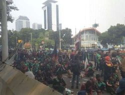 Ratusan Ojol Turun ke Jalan Protes Status Buruh dan Tolak Komisi 10% Ratusan Ojol Turun ke Jalan Protes Status Buruh dan Tolak Komisi 10%