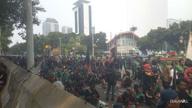 Ratusan Ojol Turun ke Jalan Protes Status Buruh dan Tolak Komisi 10%