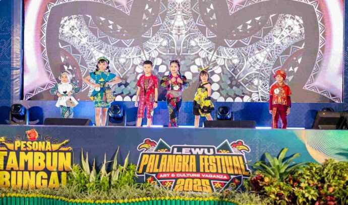 Perayaan HUT Palangka Raya Dihadiri Pawai Busana Anak, Bangkitkan Cinta Budaya Lokal