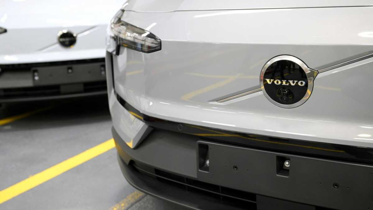 Volvo Falls into Loss Amid EV Challenges and Tariffs