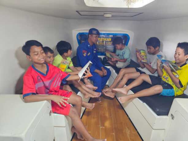 Kapal Melek Huruf Datangi Kapuas, Anak-Anak Antusias Membaca Buku