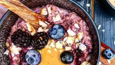 Cozy Spiced Oatmeal with Berries and Coconut for a Warm Morning Start