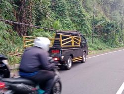 Bahaya Kabel Tergantung Rendah di Jalan Cadas Pangeran Sumedang Bahaya Kabel Tergantung Rendah di Jalan Cadas Pangeran Sumedang