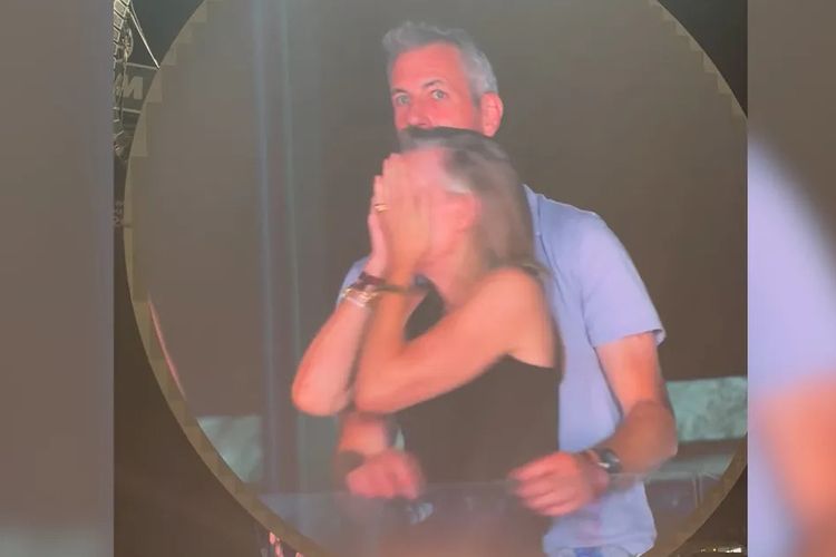 Diduga Selingkuh, Respons CEO Teknologi Usai Memeluk Wanita di Konser Coldplay Disorot
