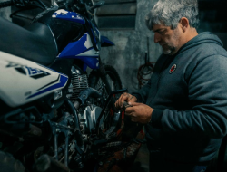Mengapa Mesin Motor Menghangat Saat Macet?