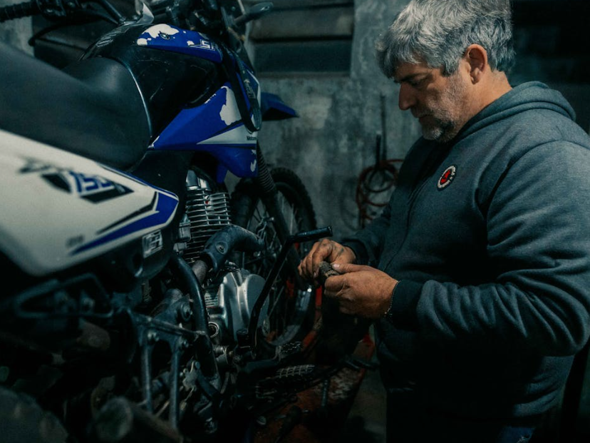 Mengapa Mesin Motor Menghangat Saat Macet?