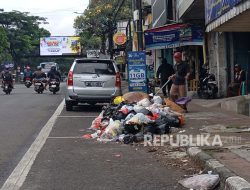 Pedagang Kesal dengan Tumpukan Sampah di Jalan Sukajadi Bandung