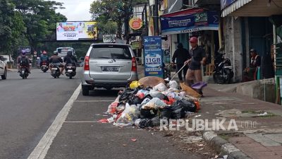 Pedagang Kesal dengan Tumpukan Sampah di Jalan Sukajadi Bandung