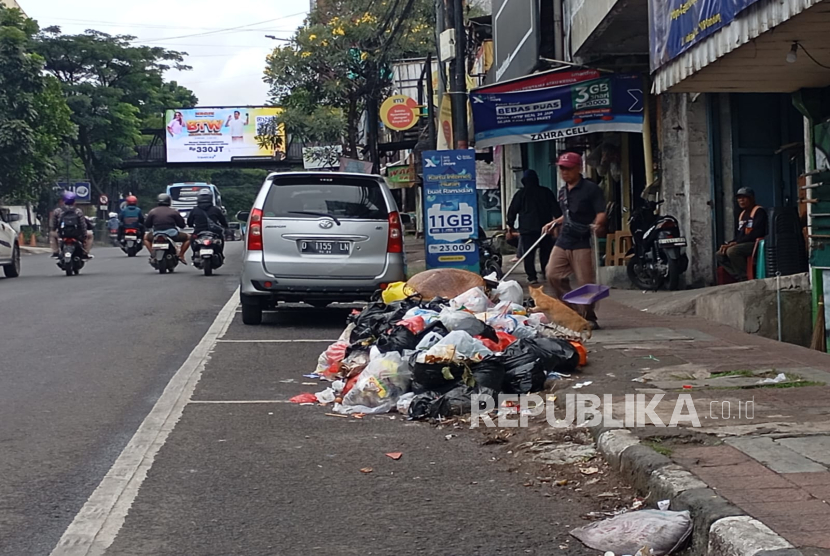 Pedagang Kesal dengan Tumpukan Sampah di Jalan Sukajadi Bandung