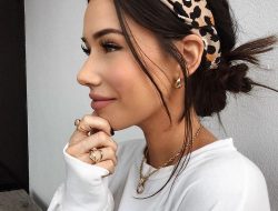 5 Gaya Rambut dengan Headband yang Menawan 5 Gaya Rambut dengan Headband yang Menawan