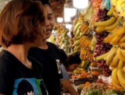5 Potret Estetik: Permatasari Berbelanja Buah di Pasar Tradisional dengan Santai