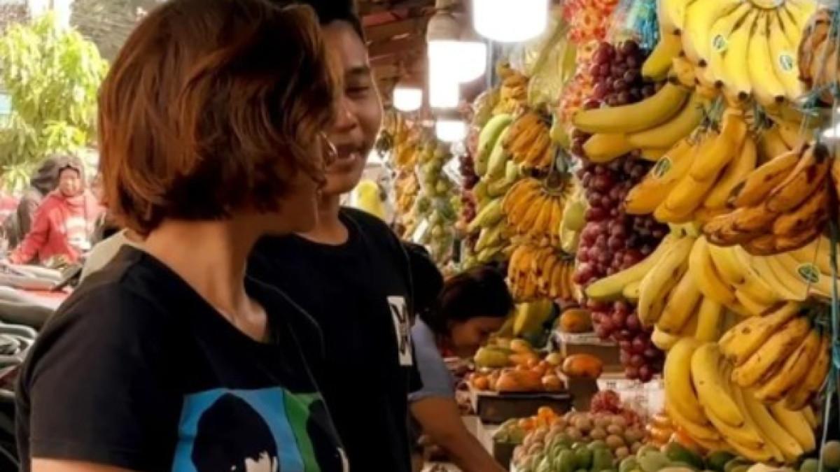 5 Potret Estetik: Permatasari Berbelanja Buah di Pasar Tradisional dengan Santai