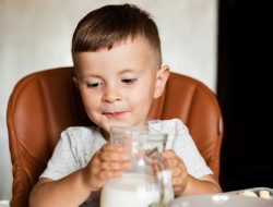 Aktivasi Unik di Pesawat, Sambut Anak dengan Minuman Nutrisi