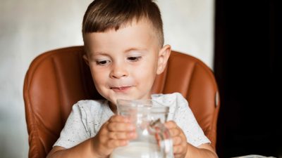 Aktivasi Unik di Pesawat, Sambut Anak dengan Minuman Nutrisi