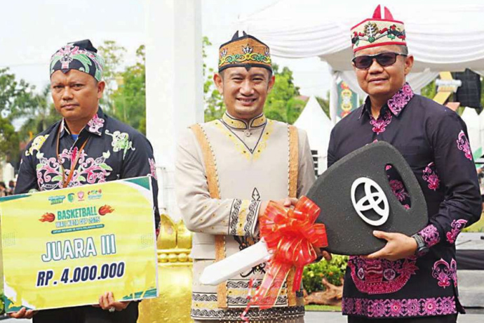 Fairid Naparin Serahkan Kendaraan Densus 88
