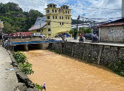 Talud Kali Acay Rentan Longsor