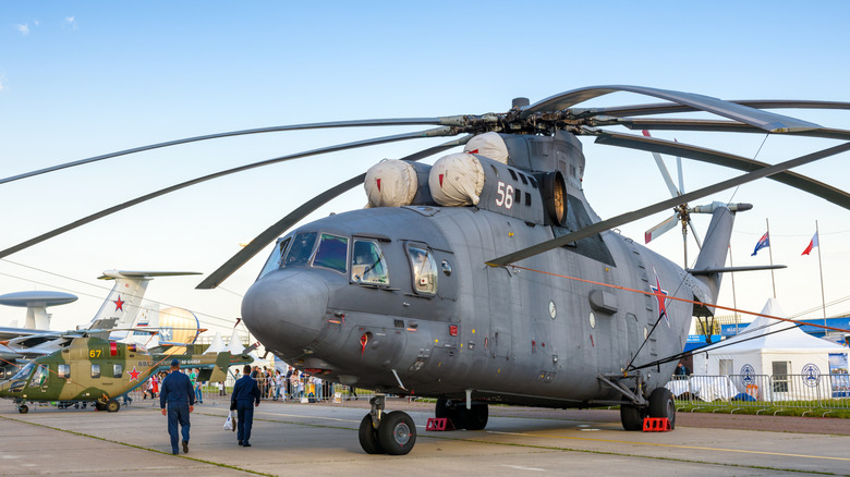 The World’s Strongest Heavy Lift Helicopter Lifts Massive Loads