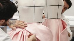 Jisoo Tampil Mengguncang dengan Outfit Dior Jonathan Anderson