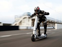 100 Mph+ Electric Scooter Outperforms Bugatti Veyron in Power-to-Weight Ratio 100 Mph+ Electric Scooter Outperforms Bugatti Veyron in Power-to-Weight Ratio
