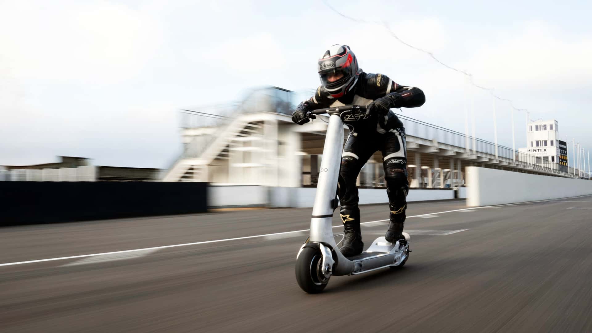 100 Mph+ Electric Scooter Outperforms Bugatti Veyron in Power-to-Weight Ratio