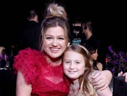 Kelly Clarkson Duet with Daughter River Rose on Stage During Las Vegas Show