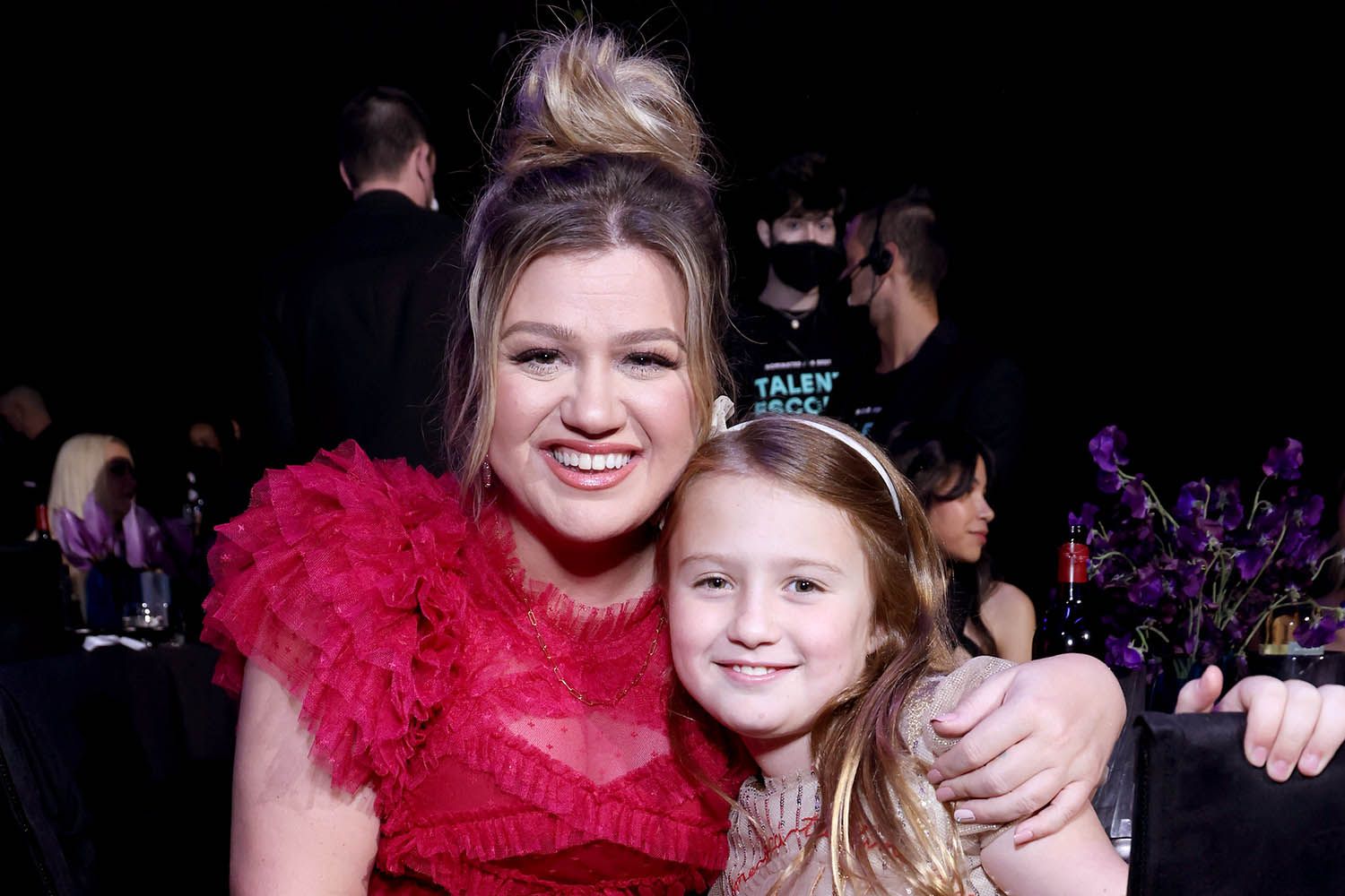 Kelly Clarkson Duet with Daughter River Rose on Stage During Las Vegas Show