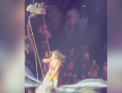 Katy Perry Almost Falls into Audience as Prop Fails at Chase Center Katy Perry Almost Falls into Audience as Prop Fails at Chase Center