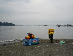 Dozens Perish as Tourist Ferry Sinks in Ha Long Bay