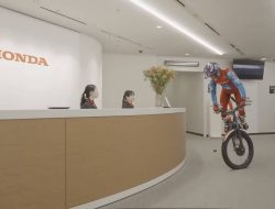 Professional Cyclist Unveils New Honda RTL E-Bike on Office Commute Professional Cyclist Unveils New Honda RTL E-Bike on Office Commute