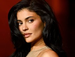 Kylie Jenner Shines in Retro Style for Designer Campaign Kylie Jenner Shines in Retro Style for Designer Campaign