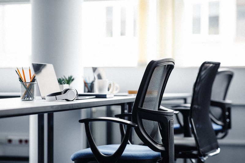 Easy English News: Younger Workers Seek Promotion by Age, Not Performance