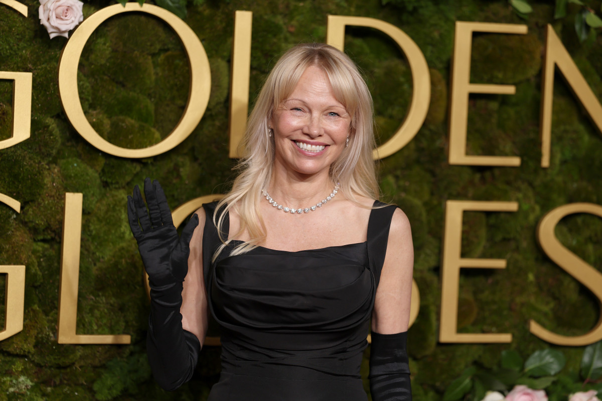 Legendary ’90s Supermodel, 58, Shines in Monochrome Style and Looks Ageless
