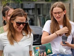 Jennifer Garner and Daughter Violet Spotted for Coffee in L.A. Jennifer Garner and Daughter Violet Spotted for Coffee in L.A.
