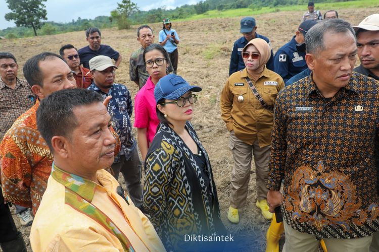 Pemerintah Akan Bangun Sekolah Garuda di Sultra, Wamendikristek Stella Christie Pantau Lokasi