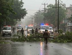Monsoon Deluge Hits Lahore: Power Outages and Traffic Chaos Monsoon Deluge Hits Lahore: Power Outages and Traffic Chaos
